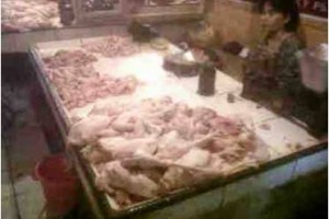 Pedagang daging ayam di Pasar Cilimus.